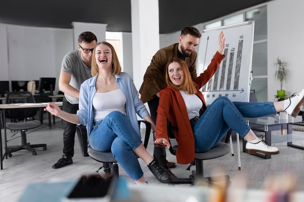 Collègues s'amusant au bureau