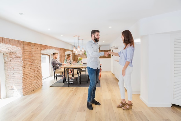 Des collègues se serrant la main dans un bureau moderne