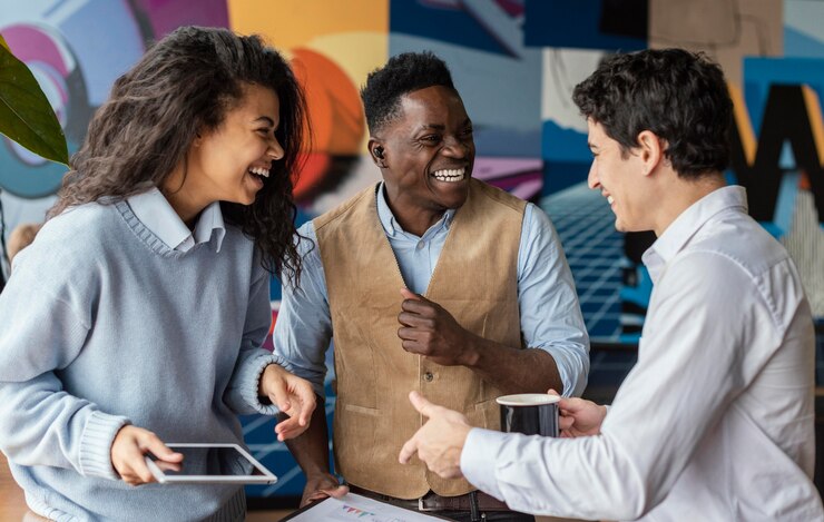 Photo gratuit collègues smiley au bureau conversant