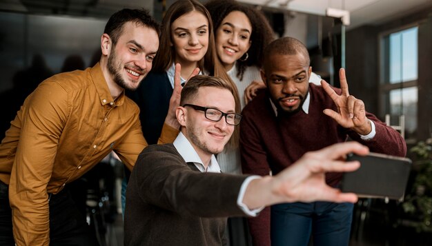 Collègues Smiley prenant un selfie lors d'une réunion