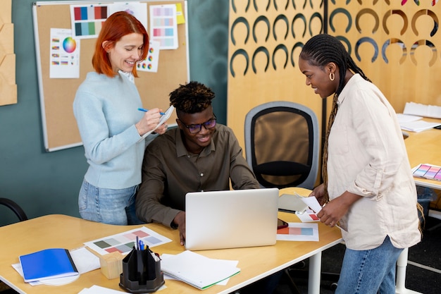 Collègues souriants à coup moyen au travail