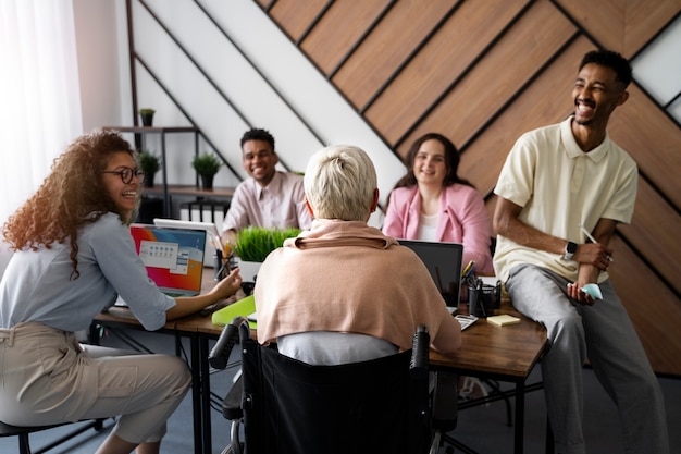 Collègues souriants de plan moyen au travail