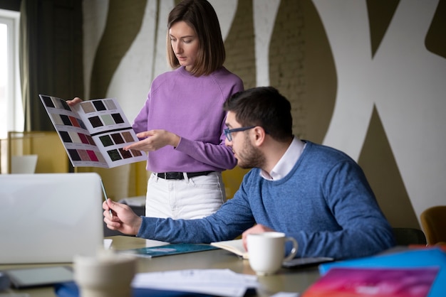 Photo gratuite collègues de taille moyenne choisissant des couleurs