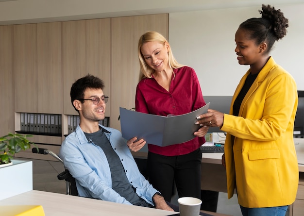 Photo gratuite collègues de taille moyenne inclusifs