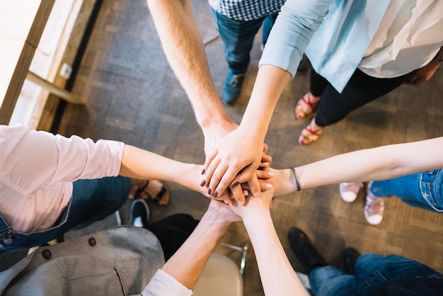 Collègues tenant les mains ensemble