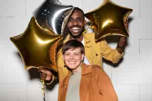 Photo gratuite collègues de tir moyen avec des ballons