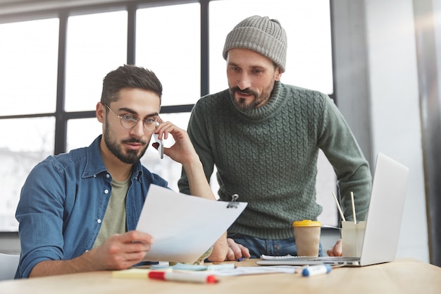 Collègues en train de déjeuner au bureau