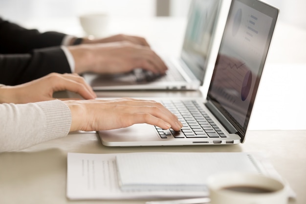 Collègues de travail travaillant sur des ordinateurs au bureau