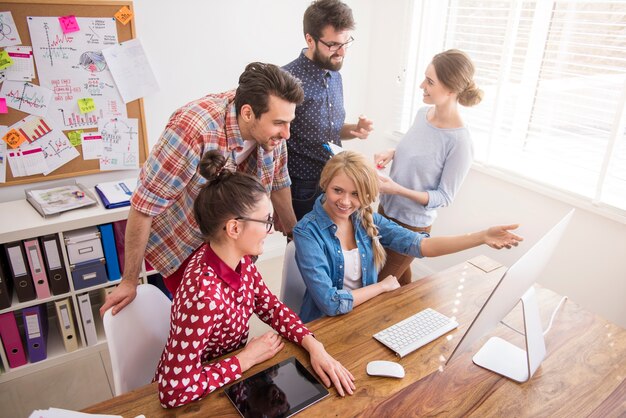 Collègues travaillant au bureau dans une atmosphère détendue