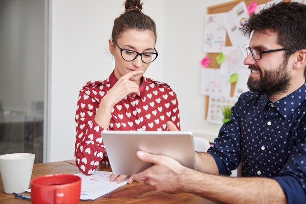 Collègues travaillant au bureau dans une atmosphère détendue