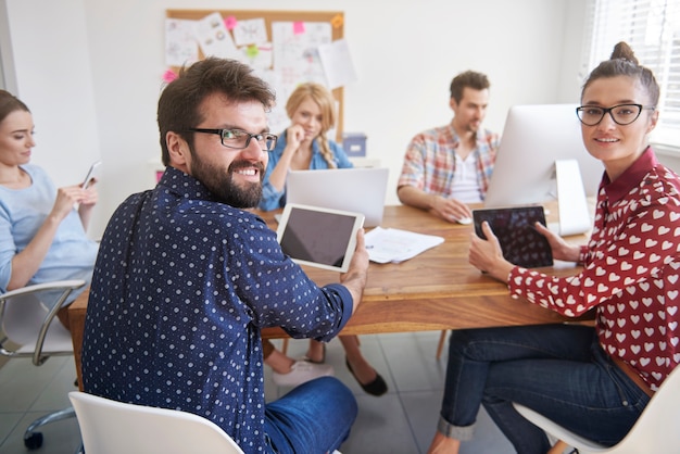 Collègues travaillant au bureau dans une atmosphère détendue