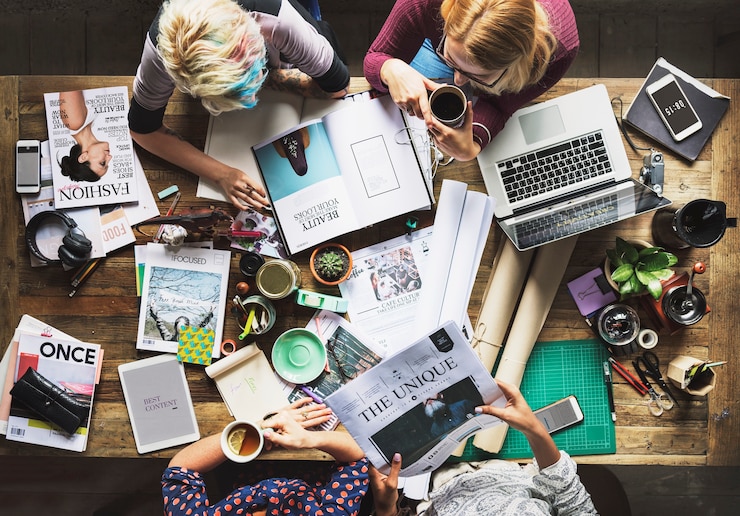 Photo gratuit collègues travaillant à un bureau
