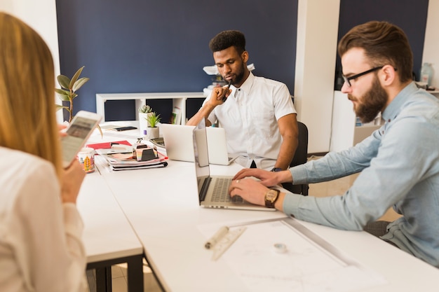 Collègues travaillant dans le bureau