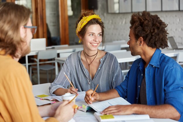 Collègues travaillant ensemble assis dans un café