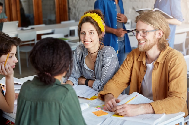 Photo gratuite collègues travaillant ensemble assis dans un café