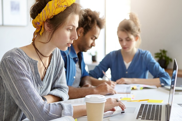 Collègues travaillant ensemble assis dans un café