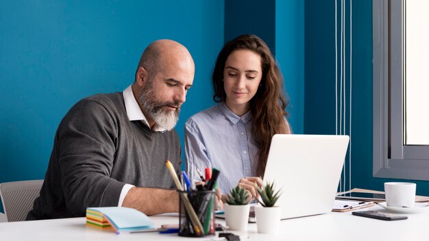 Collègues travaillant ensemble au bureau