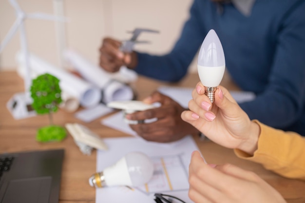 Collègues travaillant ensemble au projet d'environnement de près