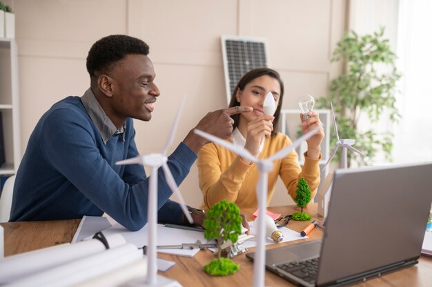 Collègues travaillant ensemble au projet environnement