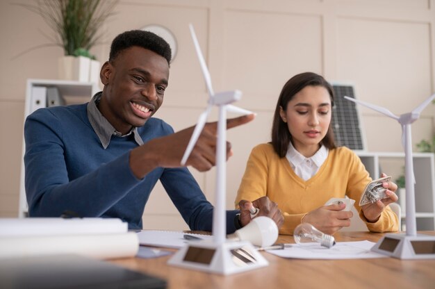 Collègues travaillant ensemble au projet environnement