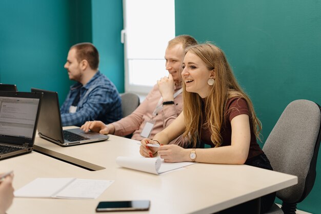 Collègues travaillant ensemble dans une salle de conférence.