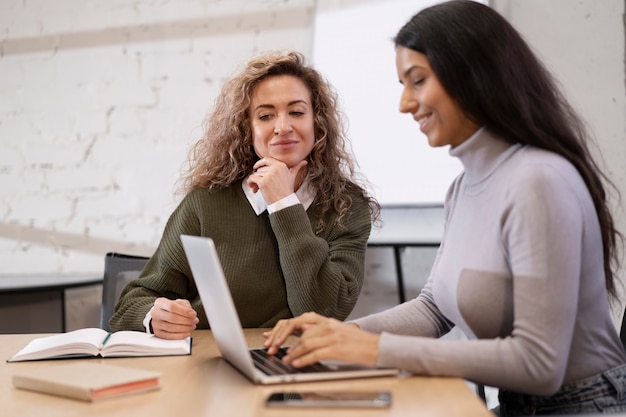 Collègues travaillant ensemble sur le projet