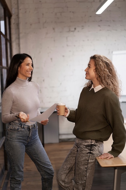 Collègues travaillant ensemble sur le projet