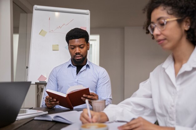 Collègues travaillant ensemble sur le projet