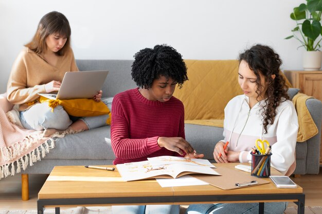 Collègues travaillant en équipe pour un projet