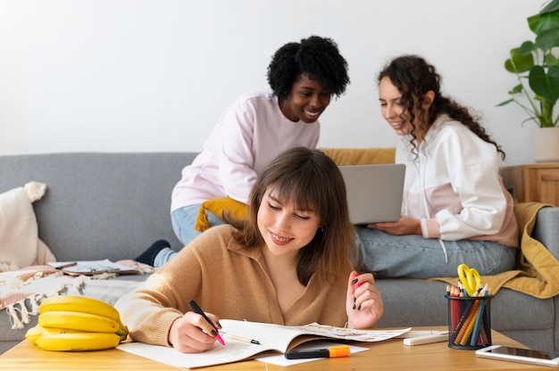 Photo gratuite collègues travaillant en équipe pour un projet