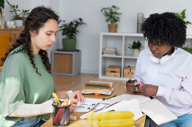 Collègues travaillant en équipe pour un projet