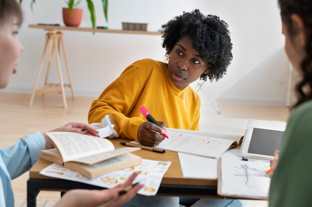 Collègues travaillant en équipe pour un projet