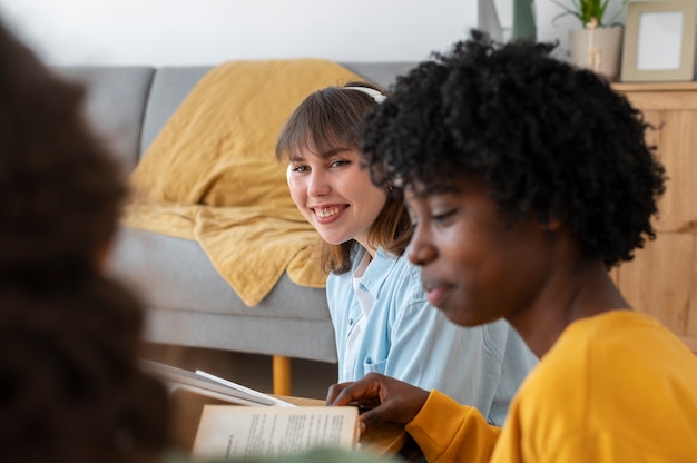 Collègues travaillant en équipe pour un projet