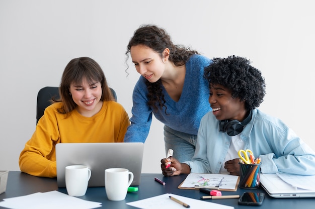 Collègues travaillant en équipe pour un projet