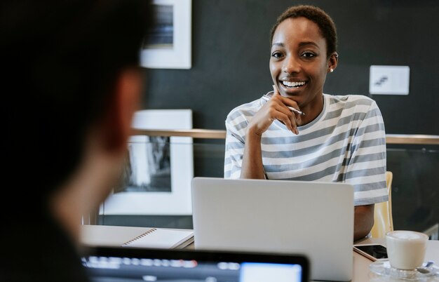 Collègues travaillant sur leur ordinateur portable au bureau