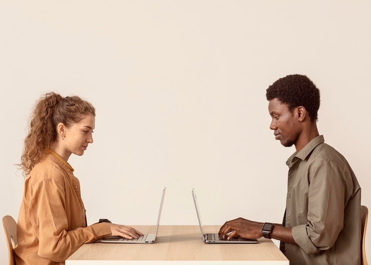 Photo gratuit collègues travaillant sur leurs ordinateurs portables