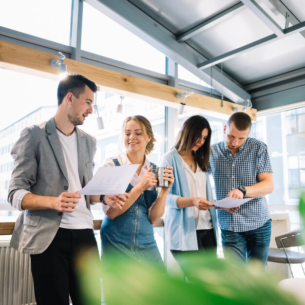 Collègues travaillant sur des plans pendant la pause