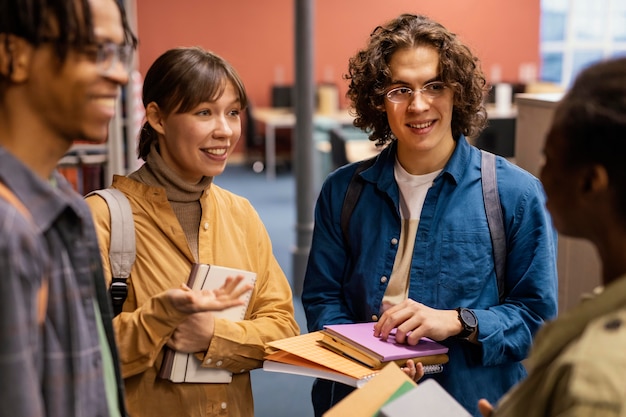 Collègues de l'université parlant dans la bibliothèque