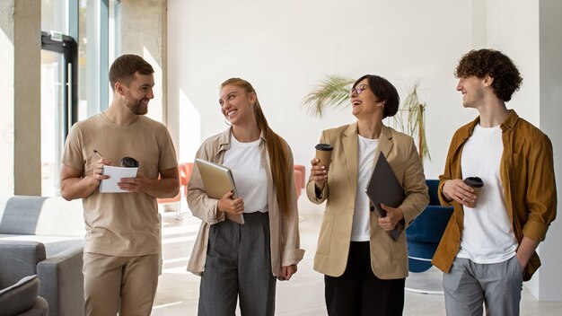 Collègues avec vue de face de tasse de café