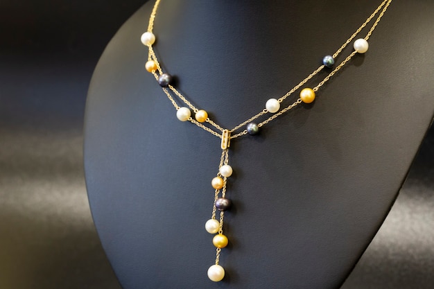Collier en or avec collier de luxe en perles multicolores
