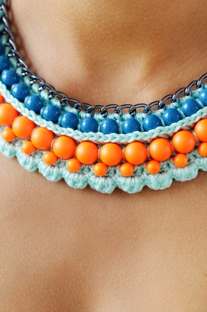 Collier tendance perles bleues et oranges