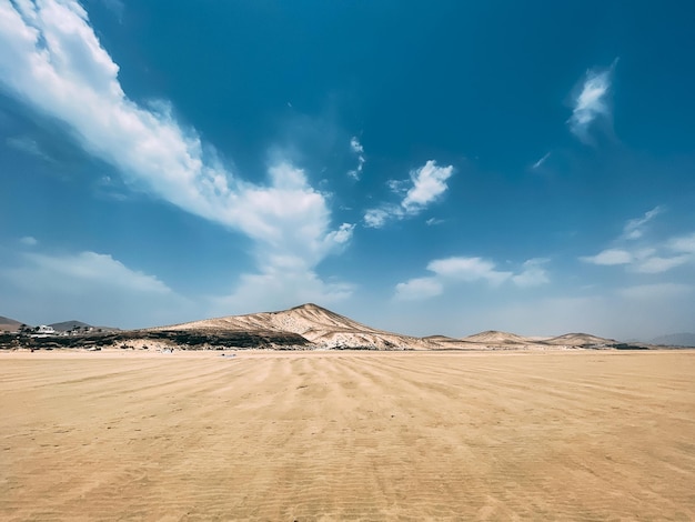 Colline de sable sous un ciel nuageux