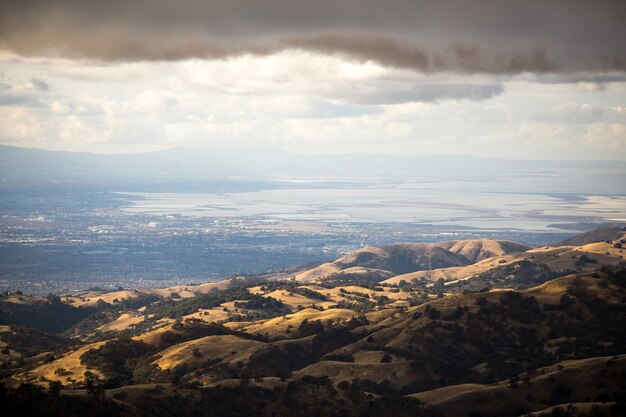 Collines vertes sous les nuages blancs