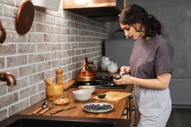 Colocataire cuisinant dans la cuisine