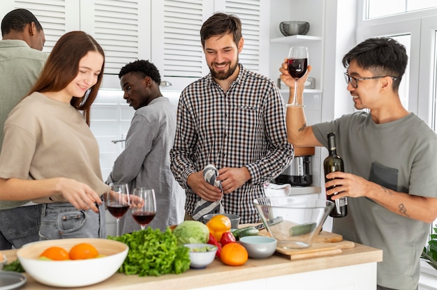 Colocataires à coup moyen avec du vin