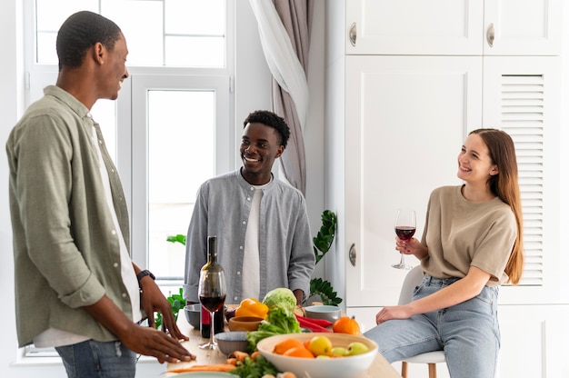 Colocataires heureux coup moyen à l'intérieur