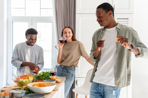 Colocataires heureux coup moyen à la maison