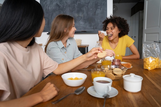 Photo gratuite colocataires partageant un repas ensemble