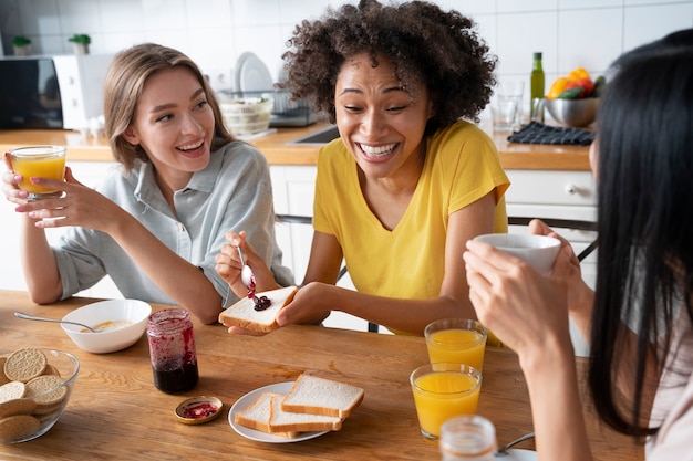 Colocataires partageant un repas ensemble