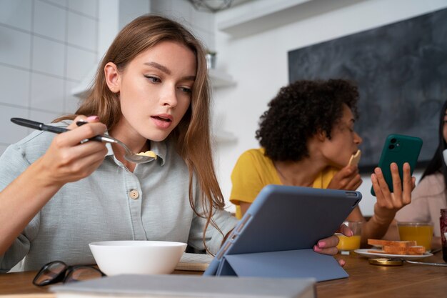 Colocataires partageant un repas ensemble